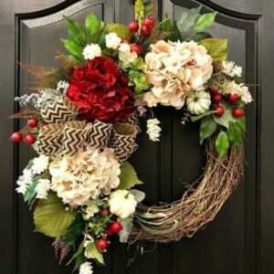 Corona de flores blanca y roja